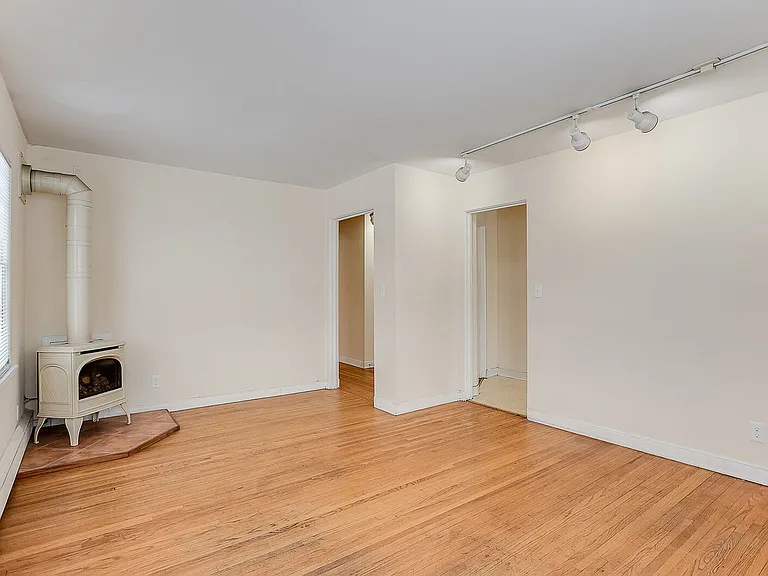 123 26th St W — Photo 11
