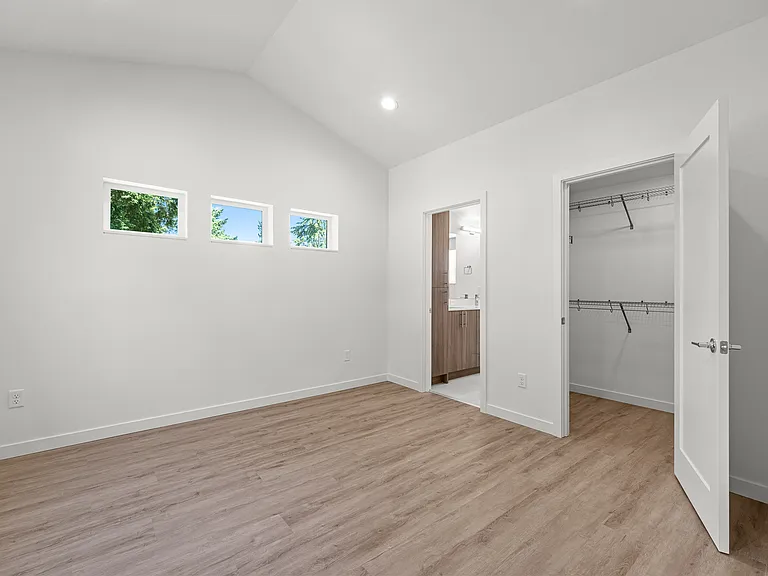 2546 NE 143rd St — Photo 8