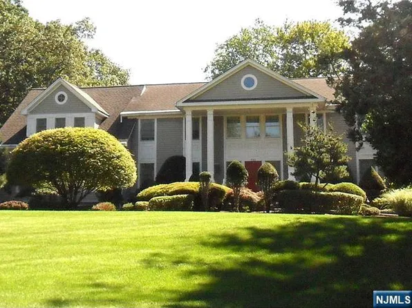 723 Arnold Dr, Franklin Lakes, NJ 07417