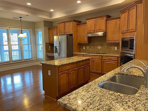 Large Gourmet kitchen