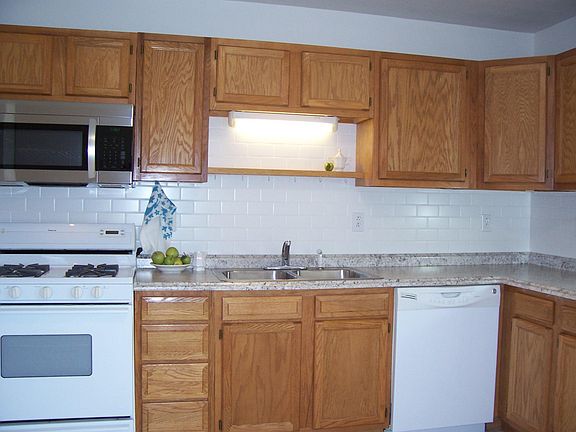 3rd image of 219 Roosevelt Ave #D