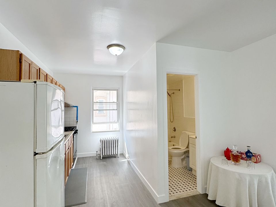1st image of 1908 Jerome Ave #2A