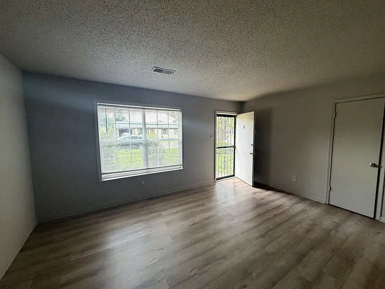 905 Maple Dr — Photo 7