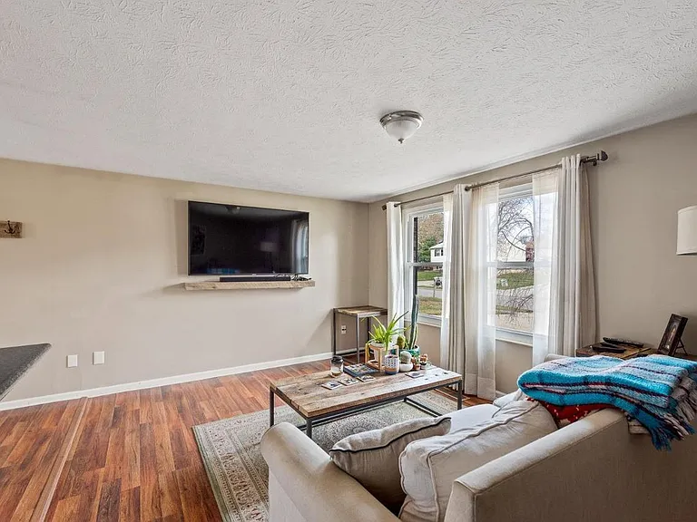 1353 Firethorne Dr — Photo 1