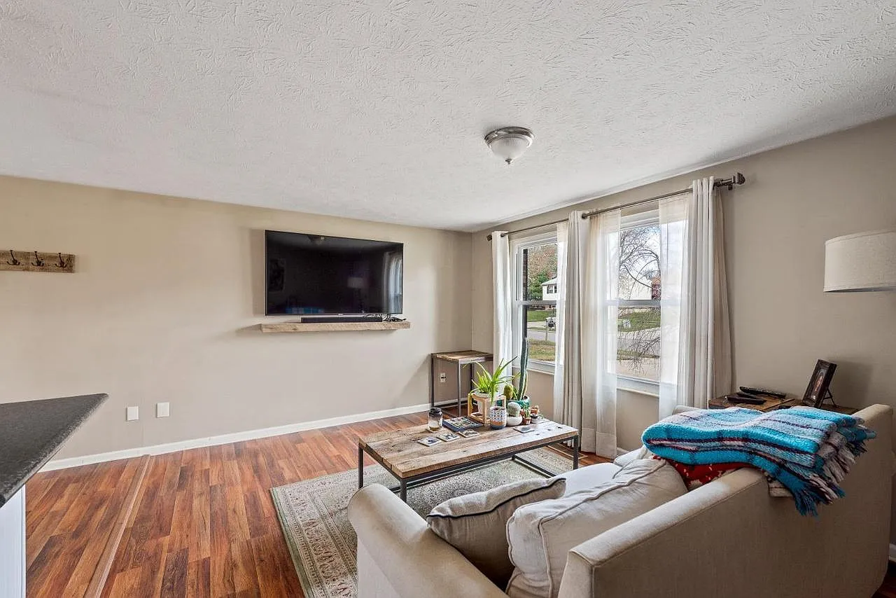 1353 Firethorne Dr photo 1