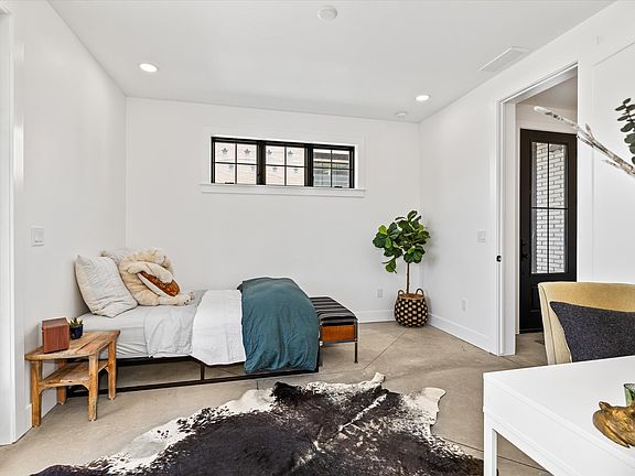 5th image of 614 N Avenue H Ave