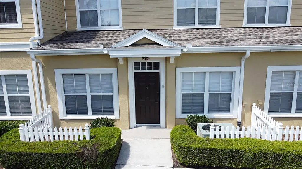 3 bed, 2.0 bath, 1296 sqft, $2,200 — Photo 3