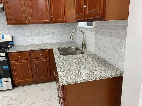 5th image of 902 E 12th St