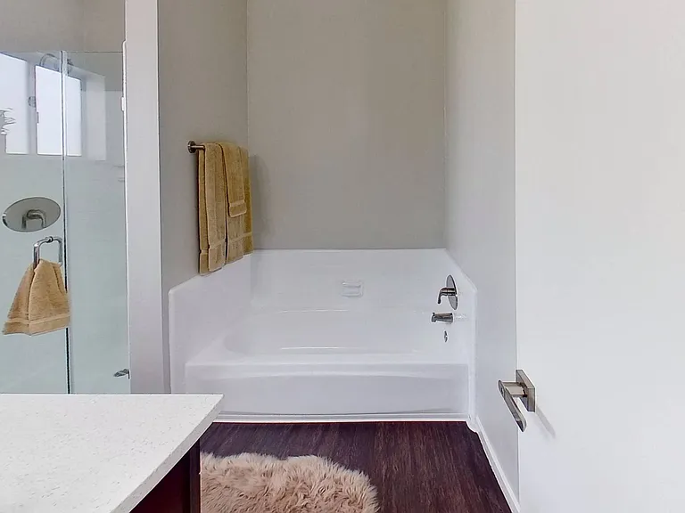 9404 Apartment Homes — Photo 41