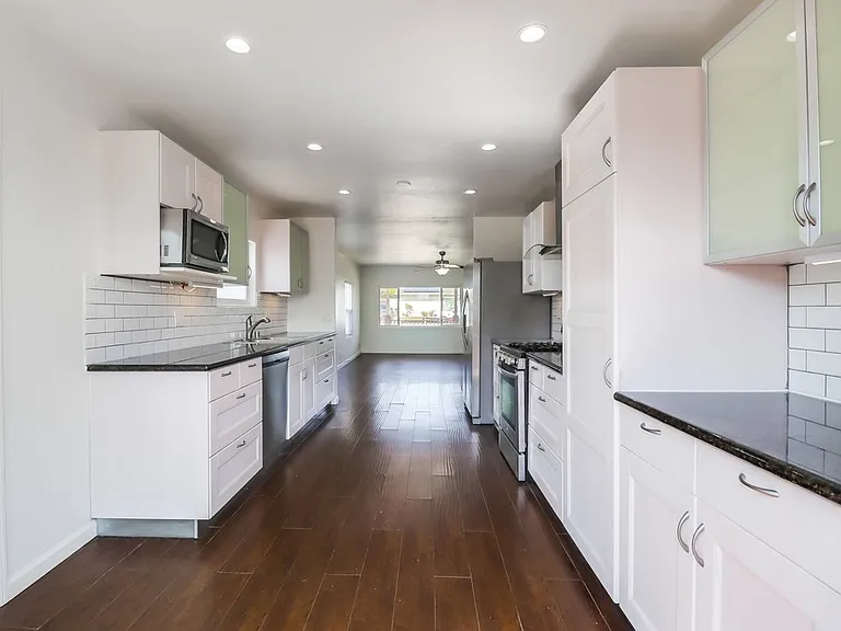 843 Georgia St — Photo 14