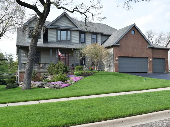 1032 Golden Ave, Woodstock, IL 60098