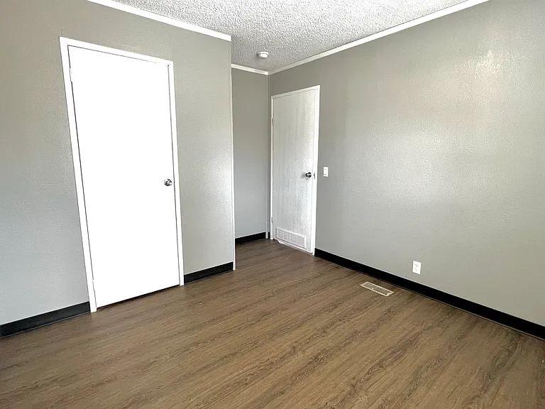 205 S Elm St — Photo 32