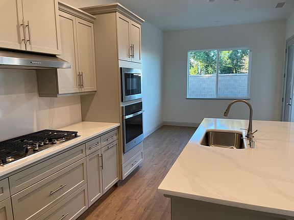 Semi-custom kitchen; Nook 133" x 147"