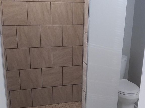 5th image of 221 Pin Oak Pl