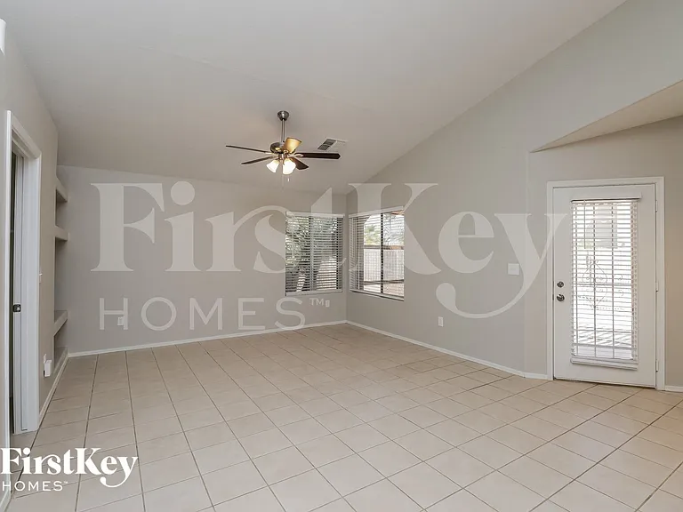 934 E Elgin St — Photo 6