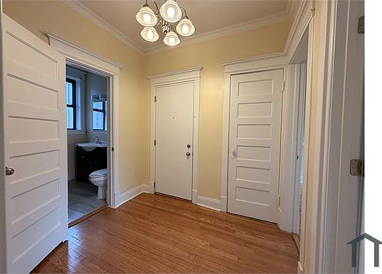 3rd image of 832 E Hyde Park Blvd Unit 3