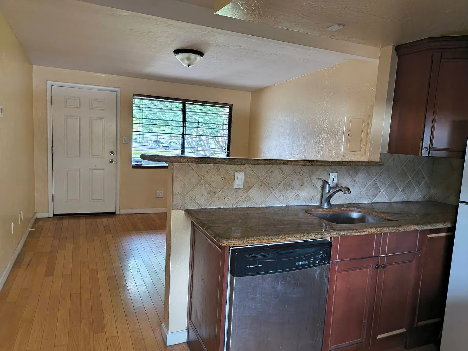 Studio, 300 sqft, $825 — Photo 2