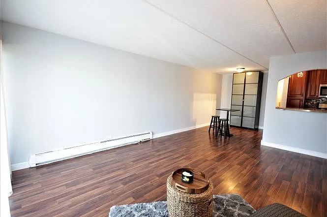 300 W Fullerton Ave — Photo 5