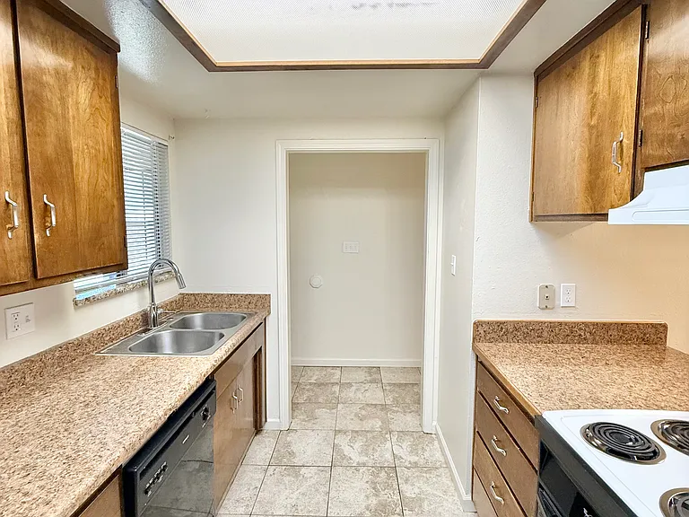 1369 McNary Cir — Photo 3