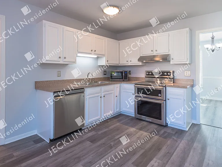 9020 Castle Point Dr — Photo 14