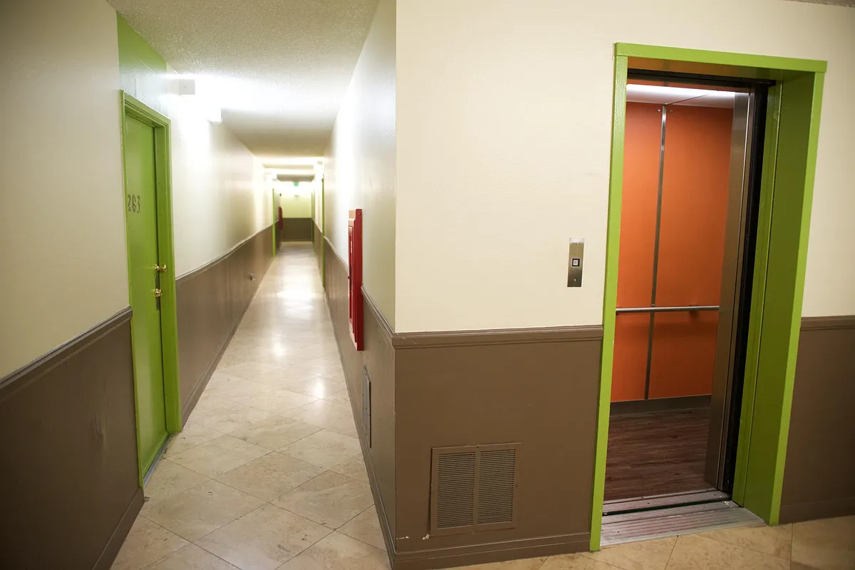 Building Photo - 425 Lime Ave #205