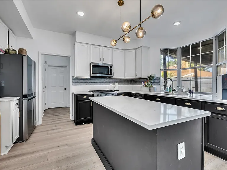 409 Baldwin St — Photo 7