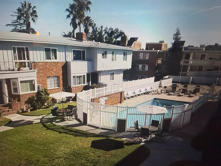 Los Feliz Arms — Photo 1