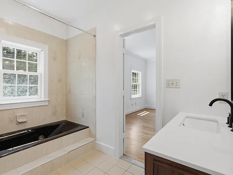 Main level ensuite bath with tub.