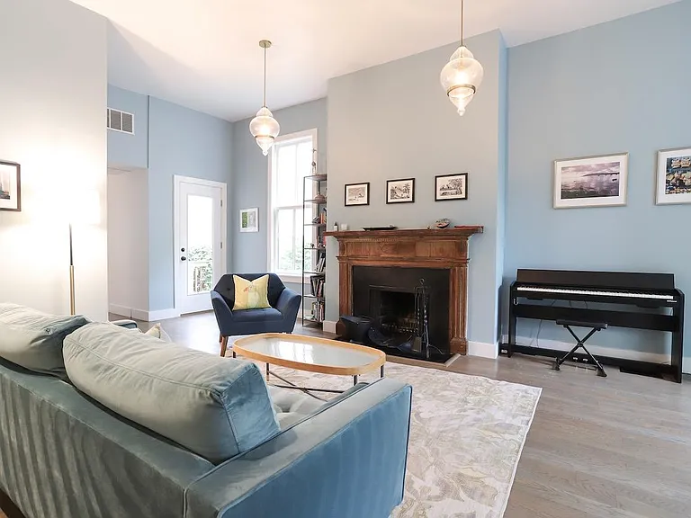 604 A St SE — Photo 2