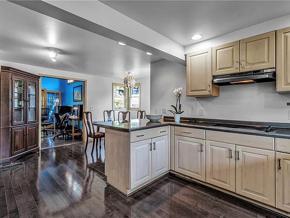 4th image of 28 Barberry Ln