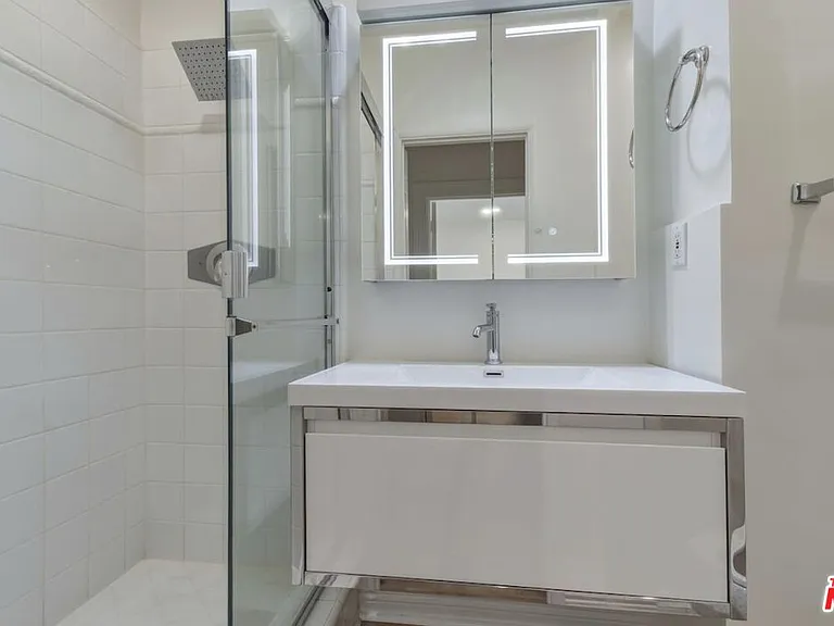 653 N West Knoll Dr — Photo 15