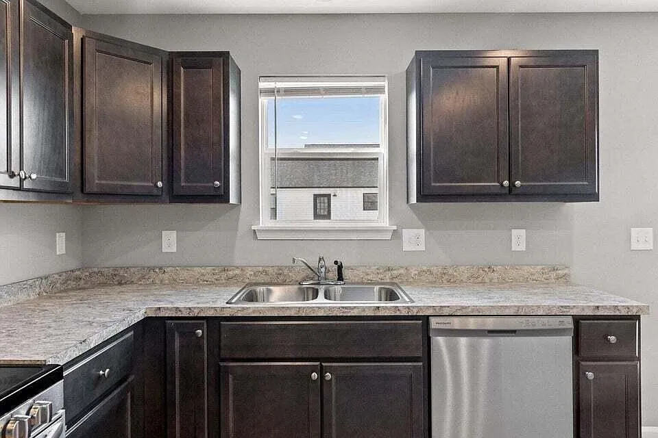4 bed, 2.5 bath, 1894 sqft, $2,400 — Photo 4