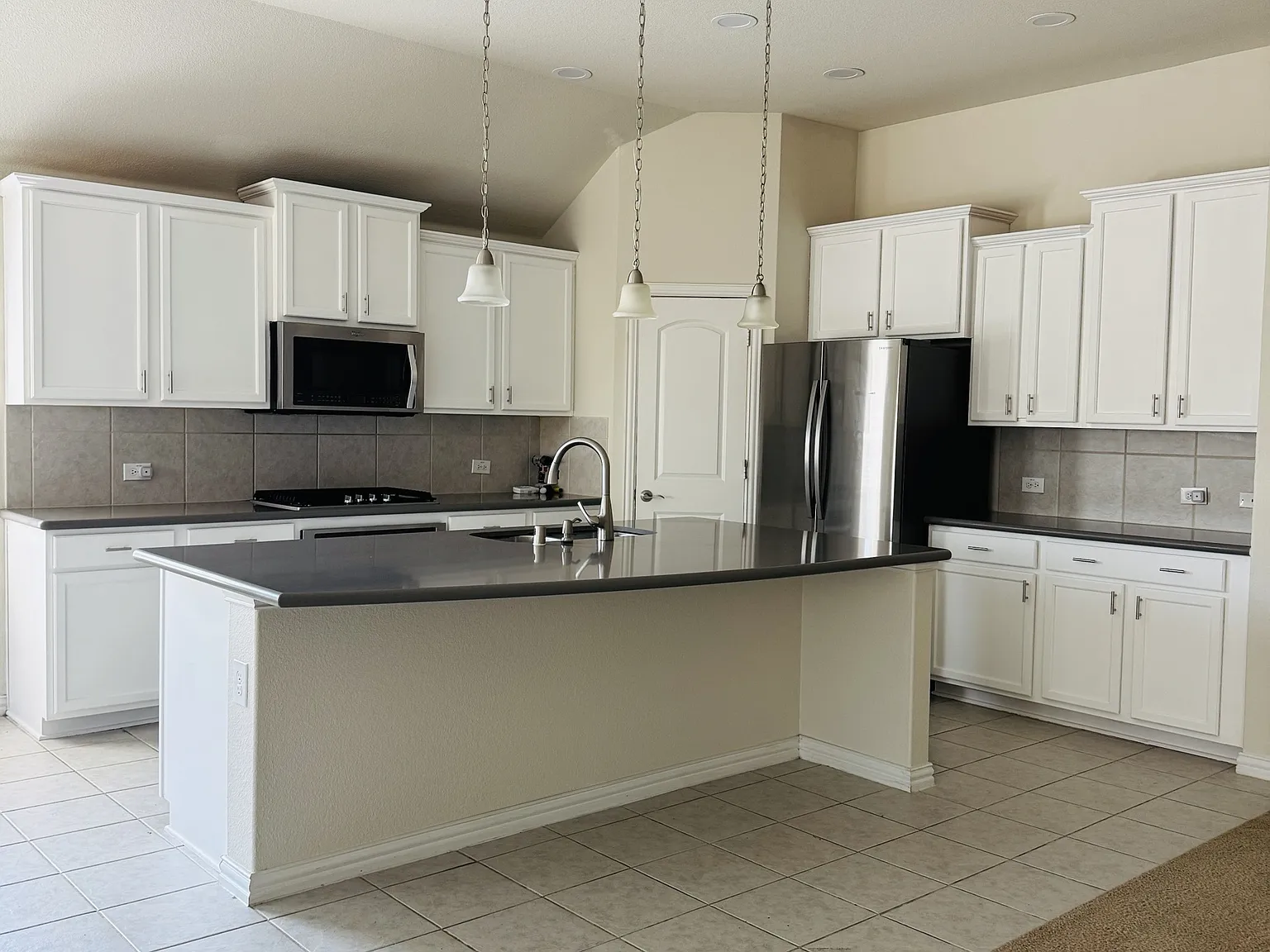 3 bed, 2167 sqft, $2,400 — Photo 3
