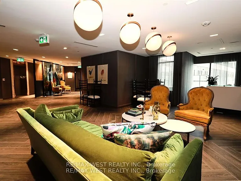 395 Dundas St W #822 — Photo 2