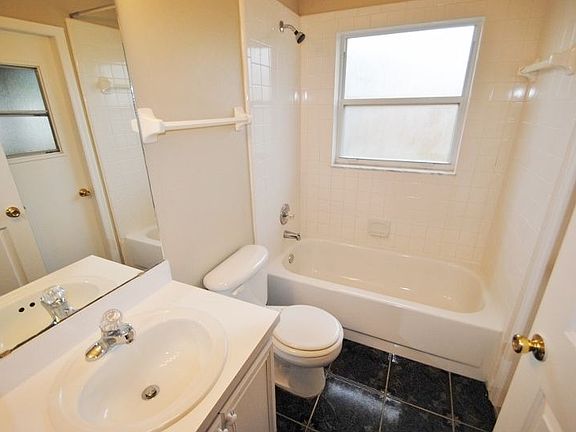 5th image of 1420 Heather Glen Dr
