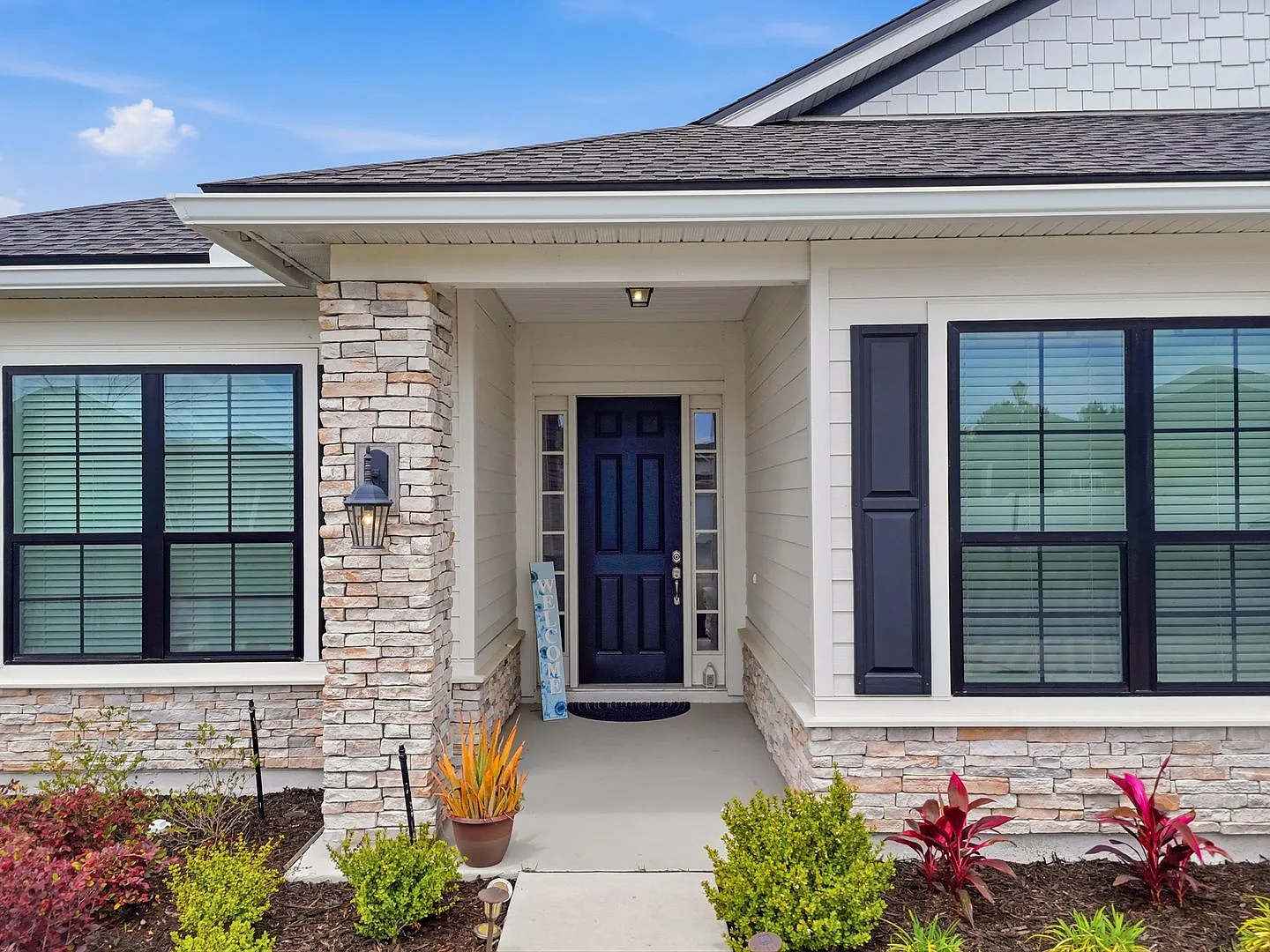 Spacious 4 Bedroom, 3 Bathroom home with an open-concept design located in the desirable Sandy Cr... — Photo 3