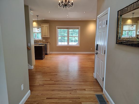 4th image of 70 Court St