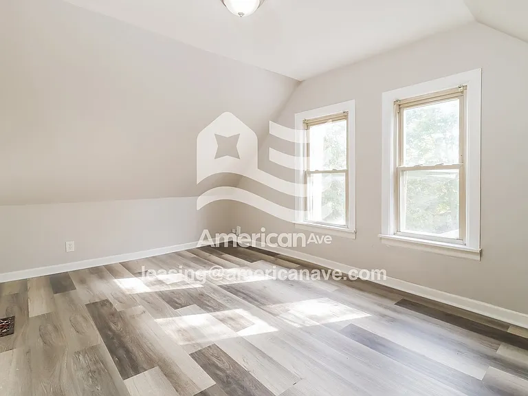 1559191_009_main_bedroom_10.jpg