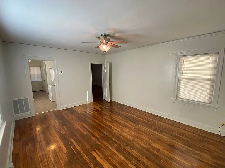 Adorable 1 Bedroom Duplex in Old West Durham - Walk to 9th St! — Photo 5