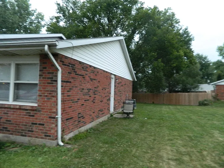4944 Mercedes Dr — Photo 2