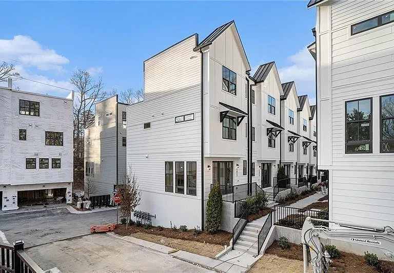 1823 Gotham Ln — Photo 1