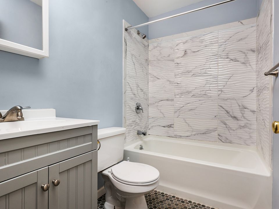 Beautiful renovated full bath.