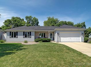 557 W Barberry Cir, Yorkville, IL 60560