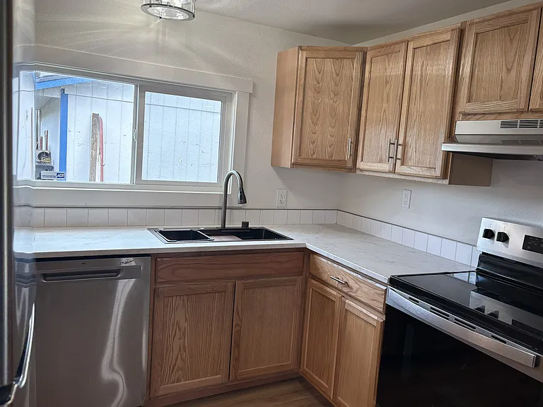 402 N Hodges Rd — Photo 1