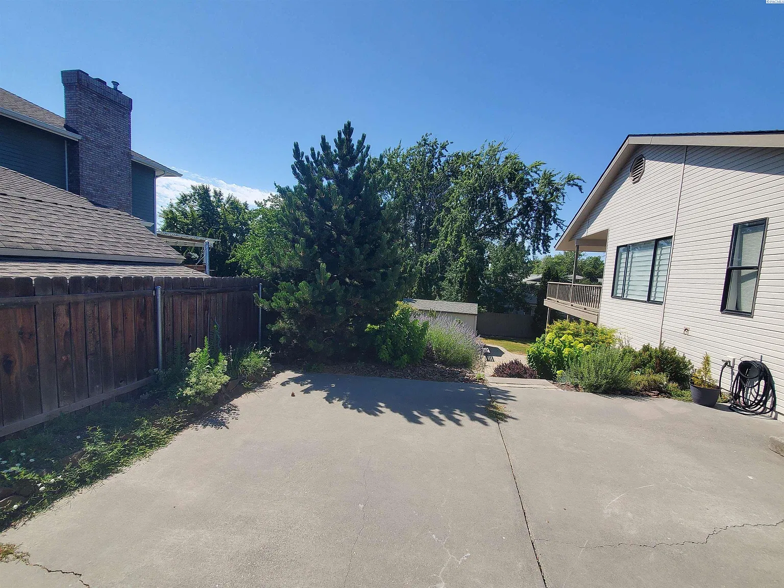 5 bed, 3.0 bath, 3263 sqft, $3,200 — Photo 3