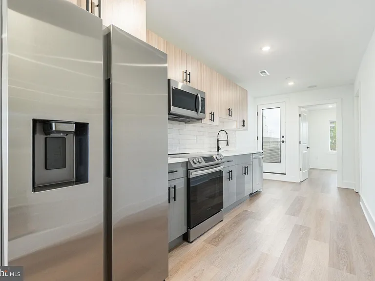 2252 N Front St #2 — Photo 4