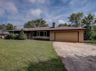 N62W15706 Cherry Hill Dr, Menomonee Falls, WI 53051