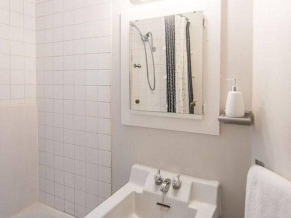 4th image of 425 W 20th St