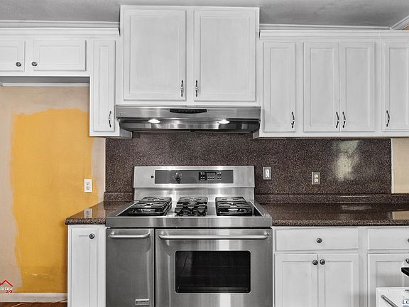 5th image of 915 S 15th St