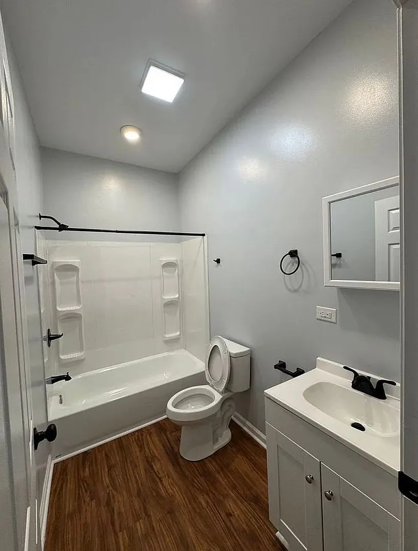Updated 2 Bed 2 Bath Near Downtown — Photo 2
